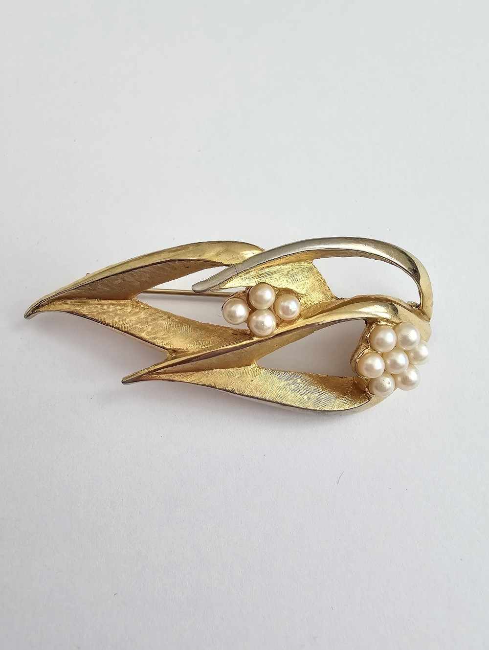 Vintage 1960s Mid-Century Modern Abstract Gold-Tone Brooch Faux Pearl Clusters